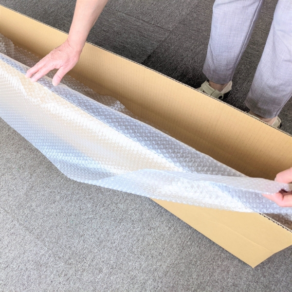 緩衝材をたたんで入れる